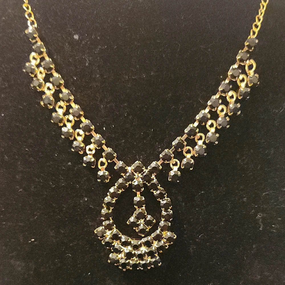 Elegant Black and Gold Necklace With Earrings‎